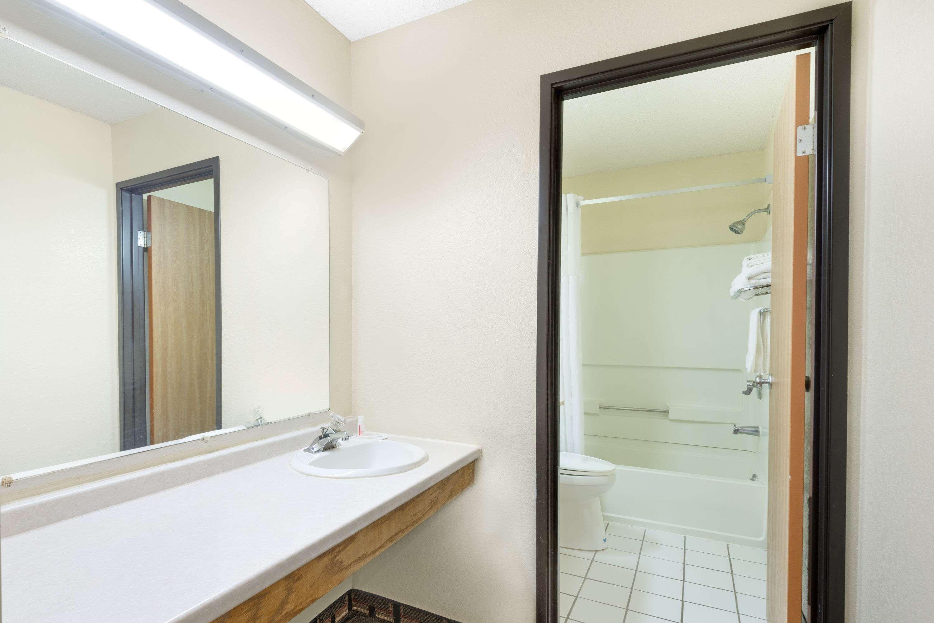 Super 8 By Wyndham Kent/Akron Area Ngoại thất bức ảnh