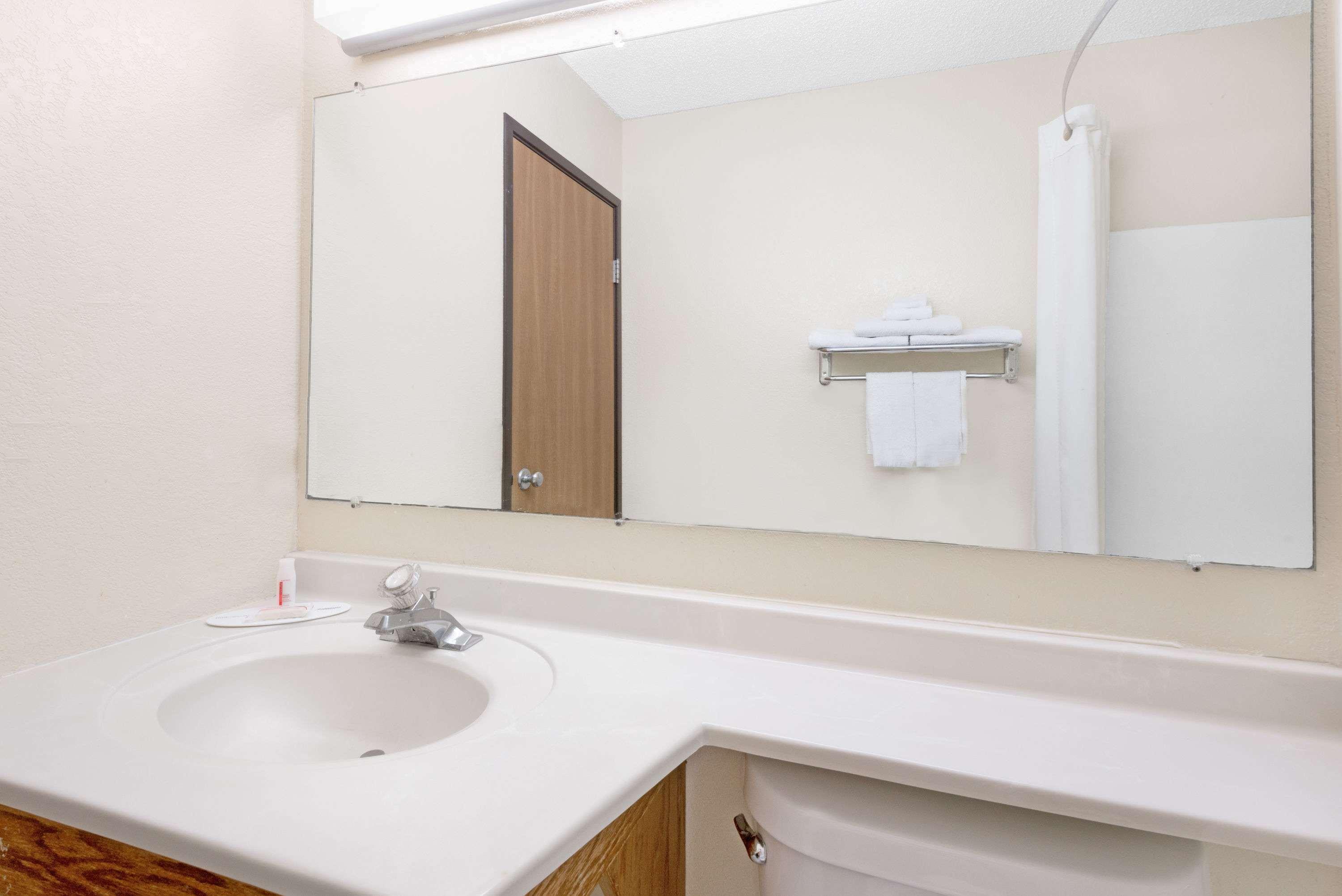 Super 8 By Wyndham Kent/Akron Area Ngoại thất bức ảnh