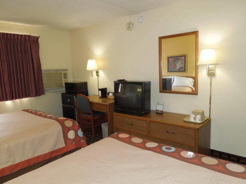 Super 8 By Wyndham Kent/Akron Area Ngoại thất bức ảnh