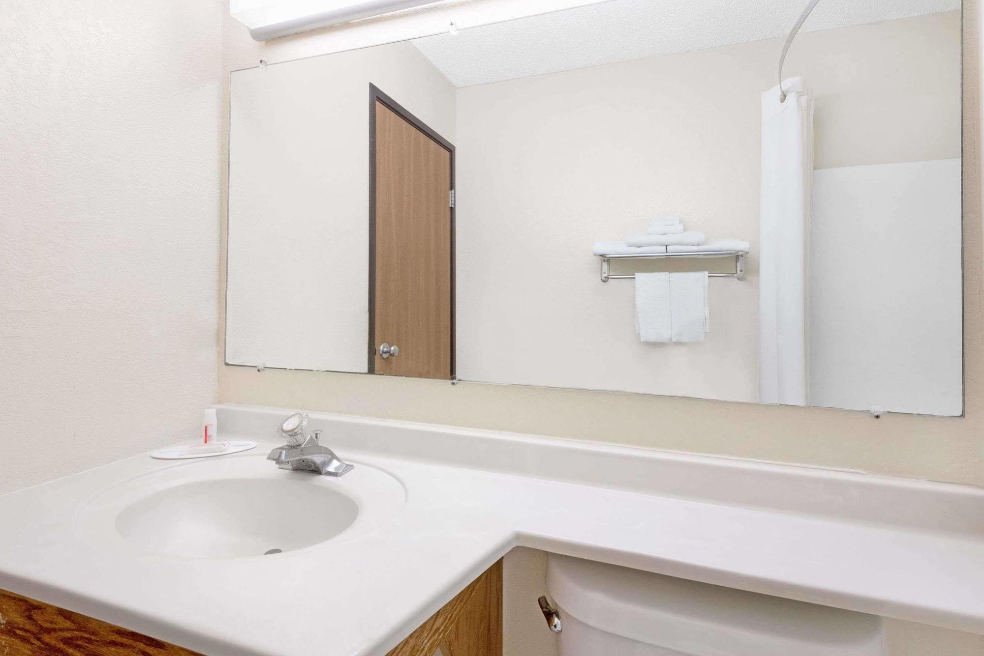 Super 8 By Wyndham Kent/Akron Area Ngoại thất bức ảnh